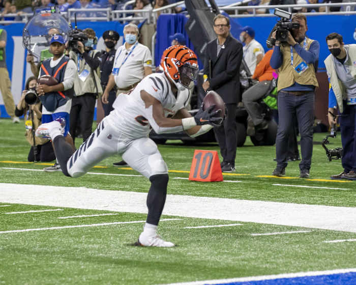 Oct 17, 2021; Detroit, Michigan, USA; Cincinnati Bengals running back Chris Evans (25) catches a pass for a first quarter touchdown against the Detroit Lions at Ford Field. Mandatory Credit: David Reginek-USA TODAY Sports